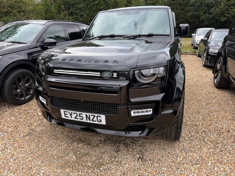 Land Rover Defender 90 view 3