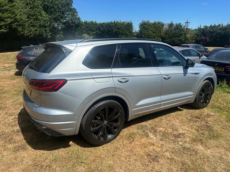 Volkswagen Touareg view 4