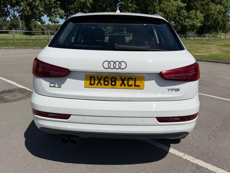Audi Q3 view 6