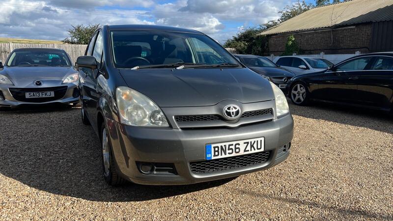 Toyota Corolla Verso — photo 1