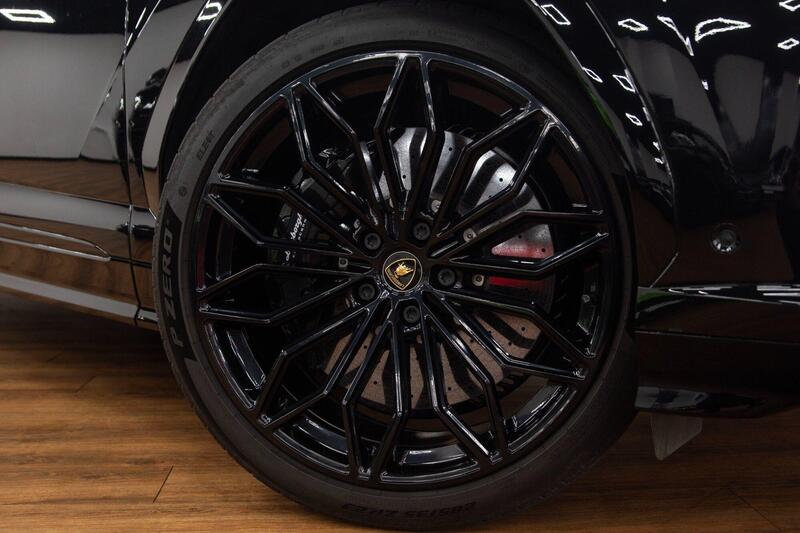 Lamborghini Urus view 5