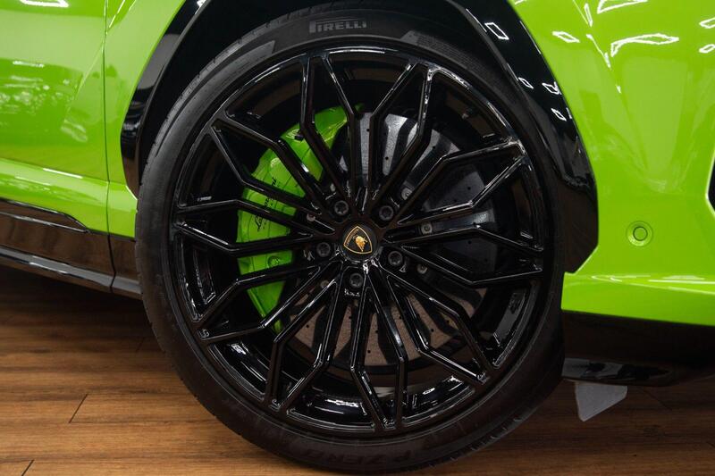 Lamborghini Urus view 5