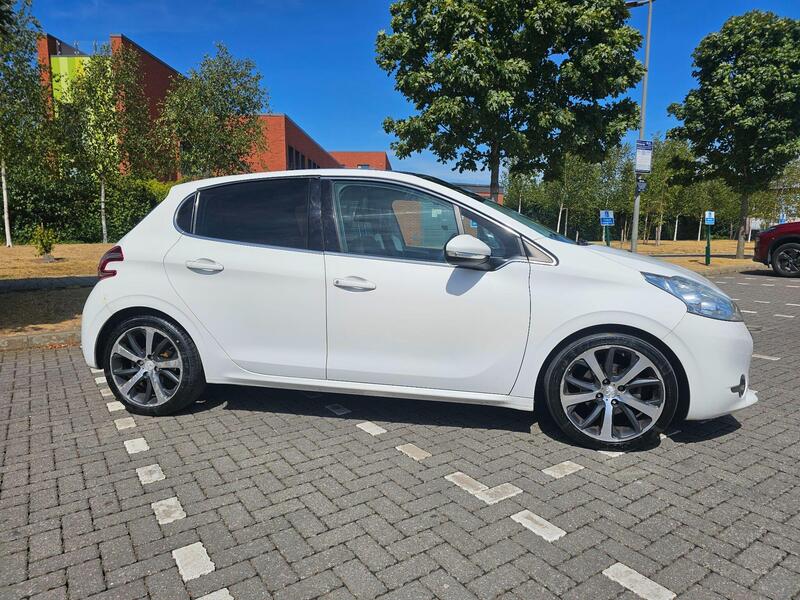 Peugeot 208 view 6