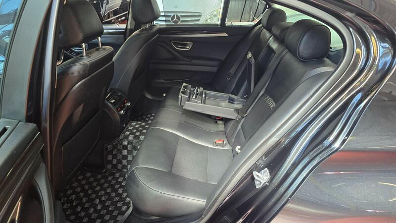 BMW 5 Series view 4