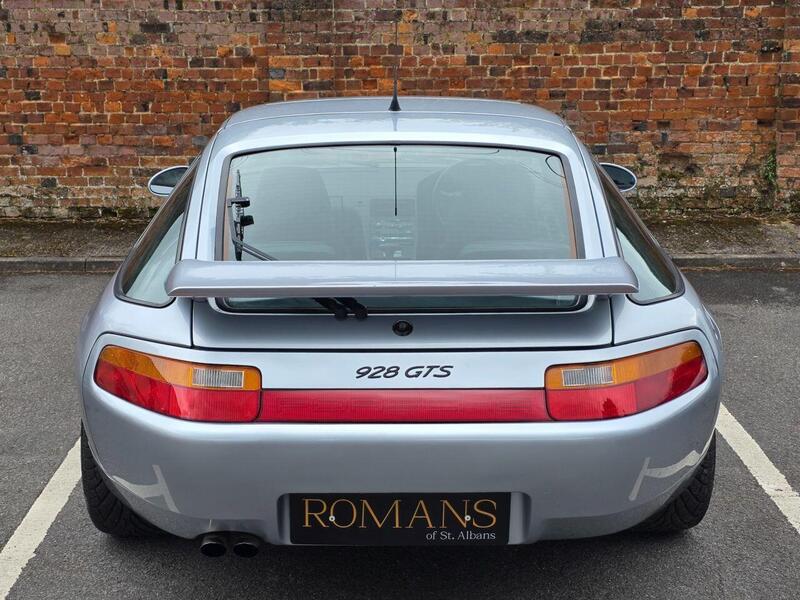Porsche 928 view 5