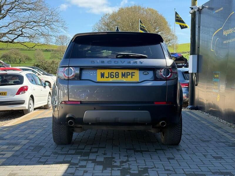 Land Rover Discovery Sport view 4