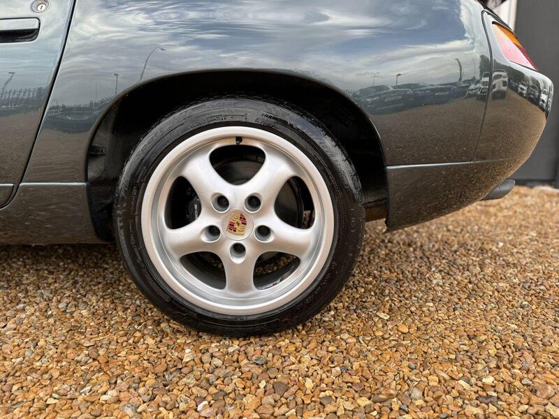 Porsche 928 view 13