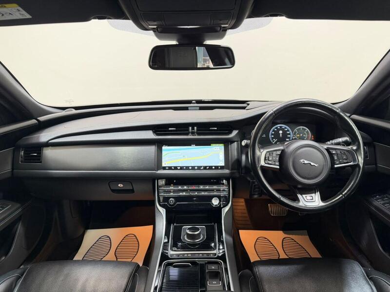 Jaguar XF view 4