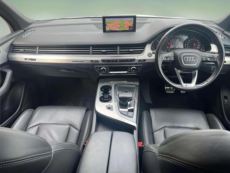 Audi Q7 view 2
