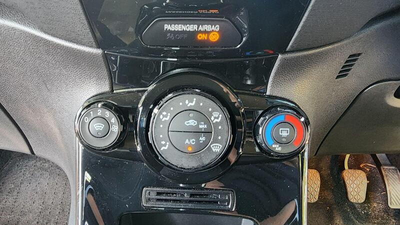 2015 Ford Fiesta — photo 33