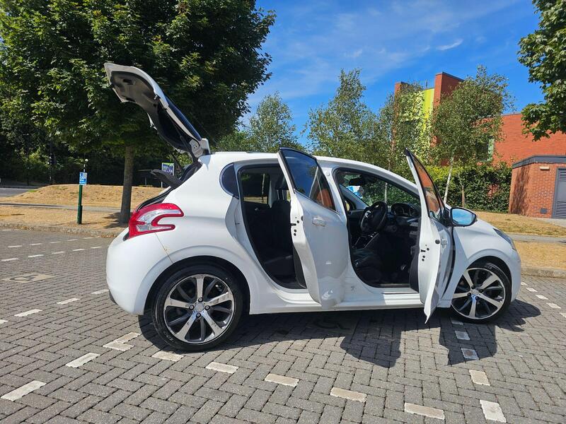 Peugeot 208 view 4
