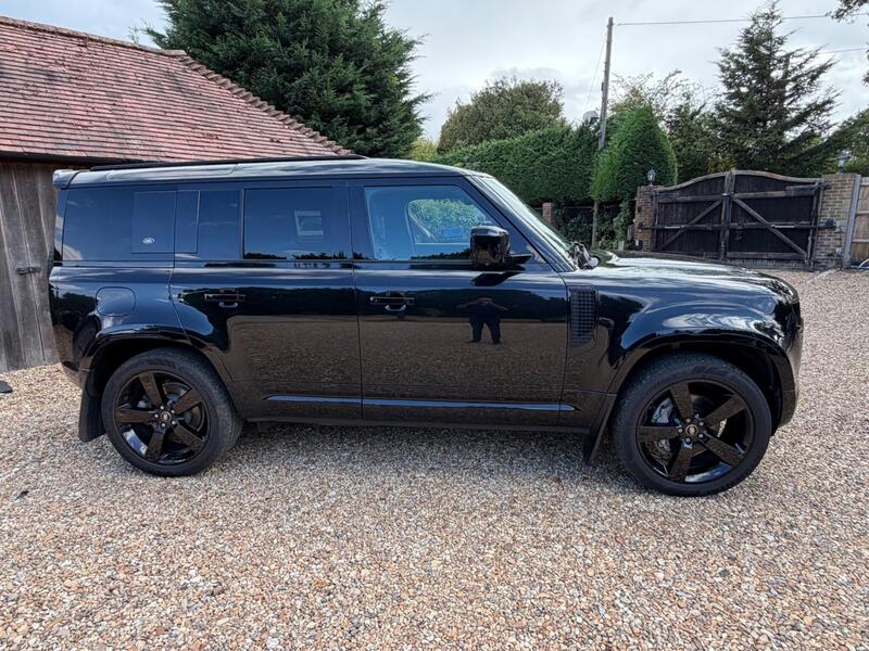 Land Rover Defender 110 view 7