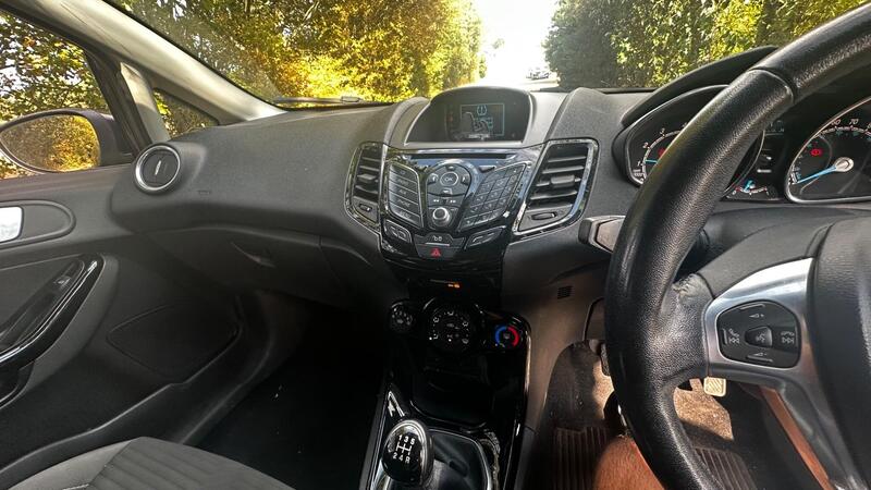 2015 Ford Fiesta — photo 15