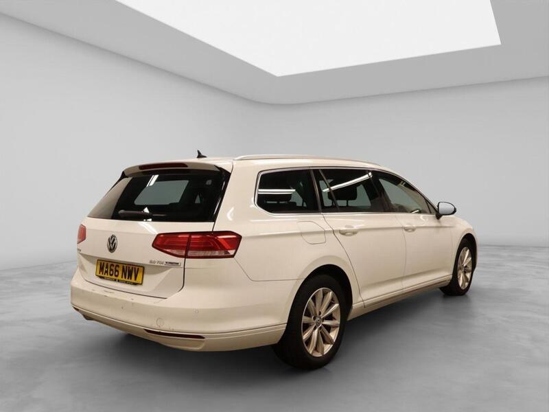 Volkswagen Passat view 4