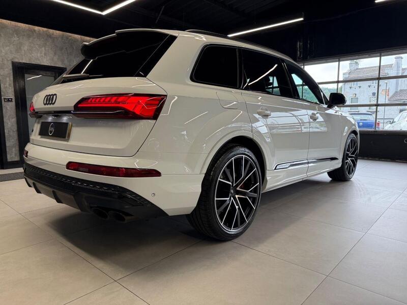 Audi SQ7 view 10