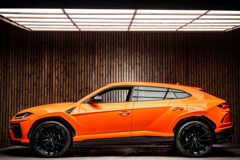 Lamborghini Urus view 7