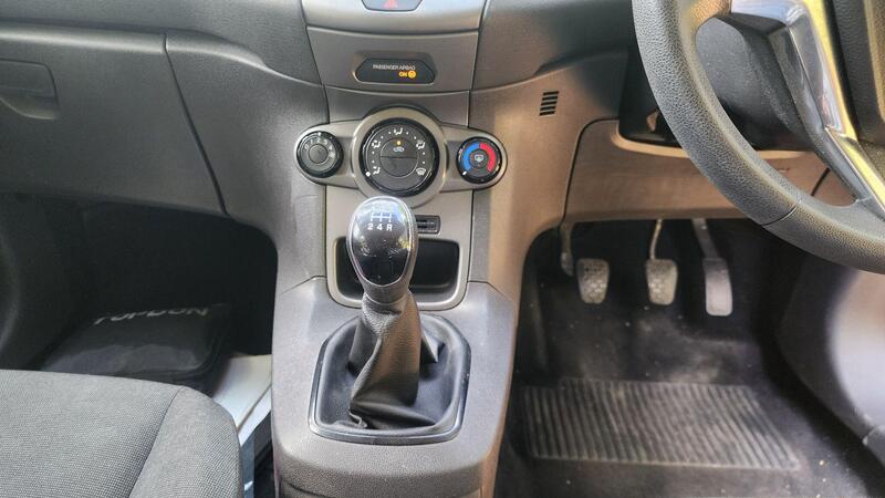 2014 Ford Fiesta — photo 24