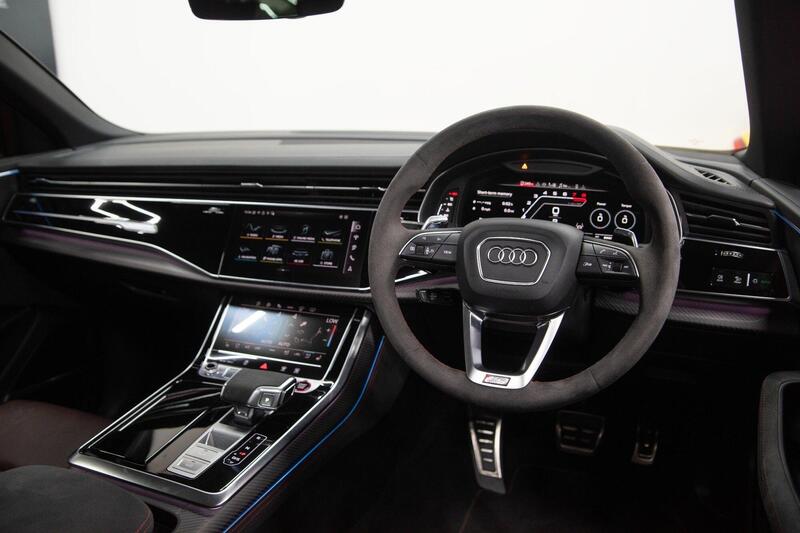 Audi RS Q8 view 3
