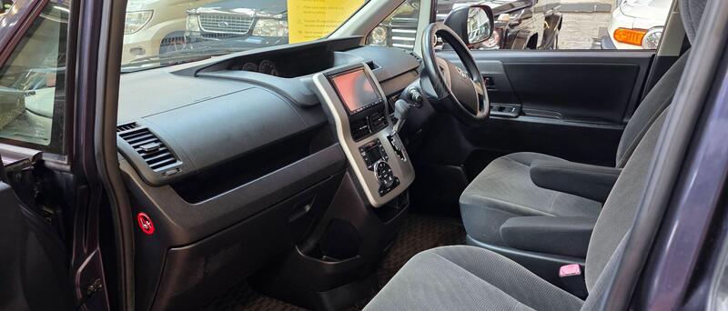 Toyota Voxy view 5