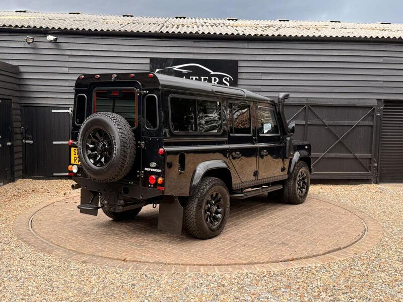 Land Rover Defender 110 view 7