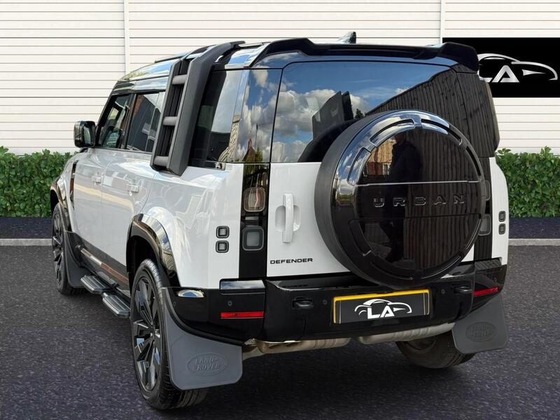 Land Rover Defender 110 view 6