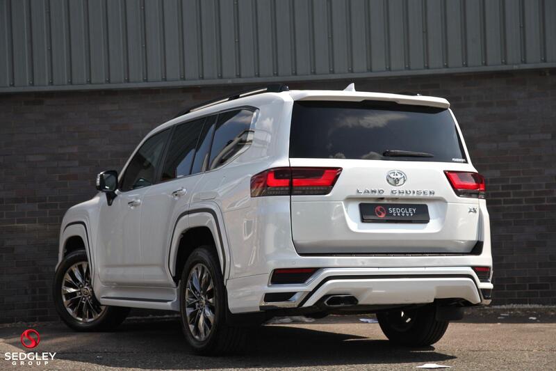 Toyota Land Cruiser view 3