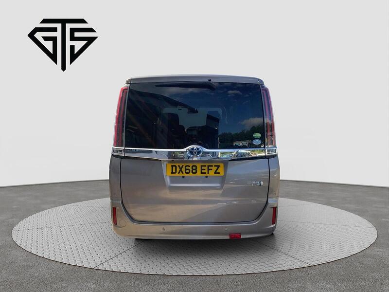 Toyota Noah view 4