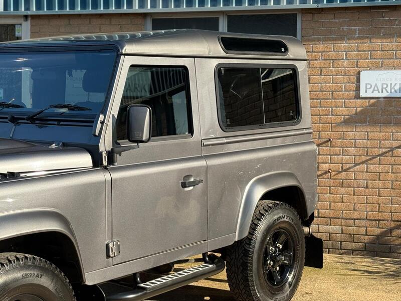 Land Rover Defender 90 view 6