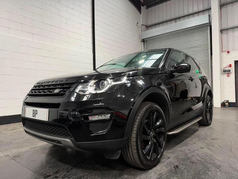 Land Rover Discovery Sport view 3