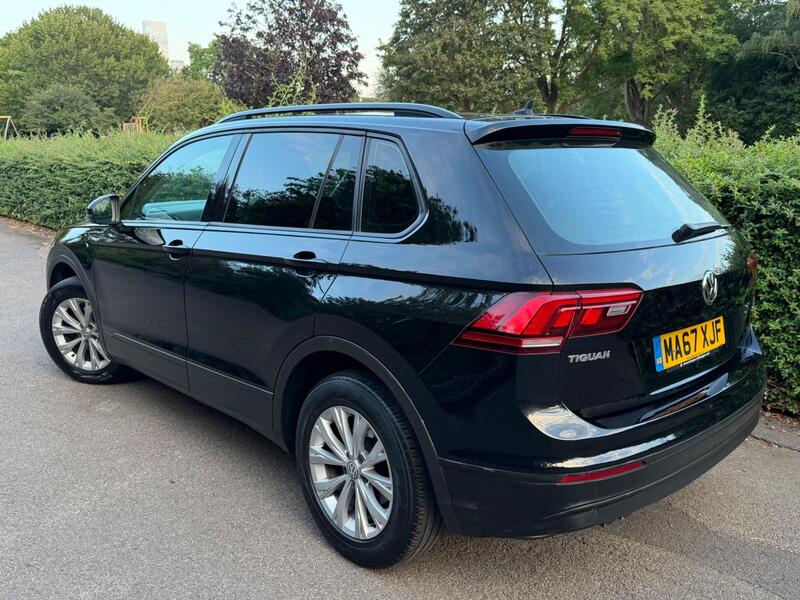 Volkswagen Tiguan view 4