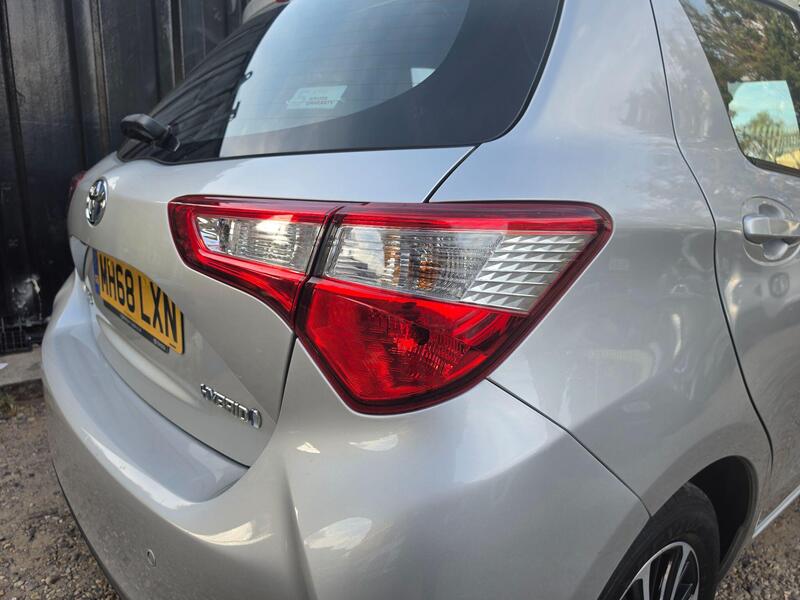 Toyota Yaris 1.5 VVT-h Icon Tech E-CVT Euro 6 (s/s) 5dr thumbnail 11