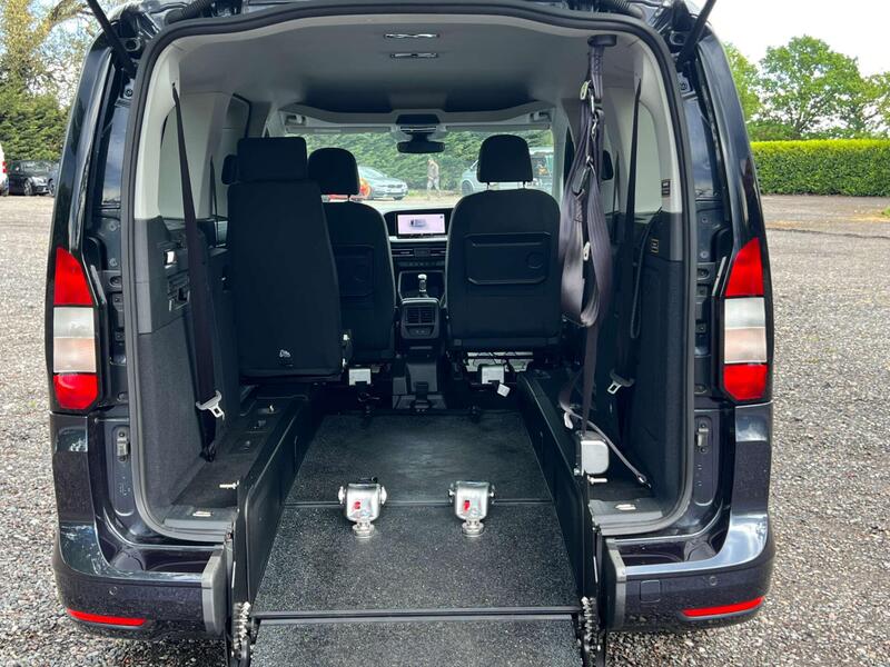 Ford Grand Tourneo Connect view 2