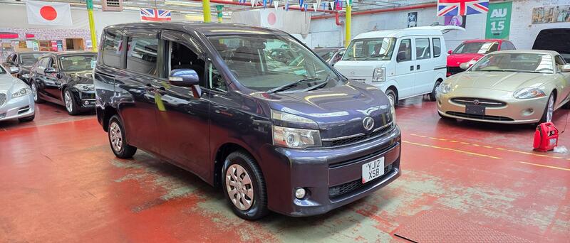 Toyota Voxy view 3