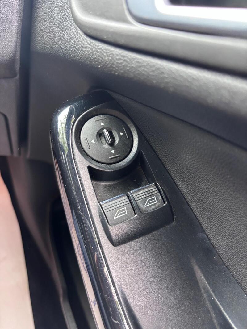 2014 Ford Fiesta — photo 17