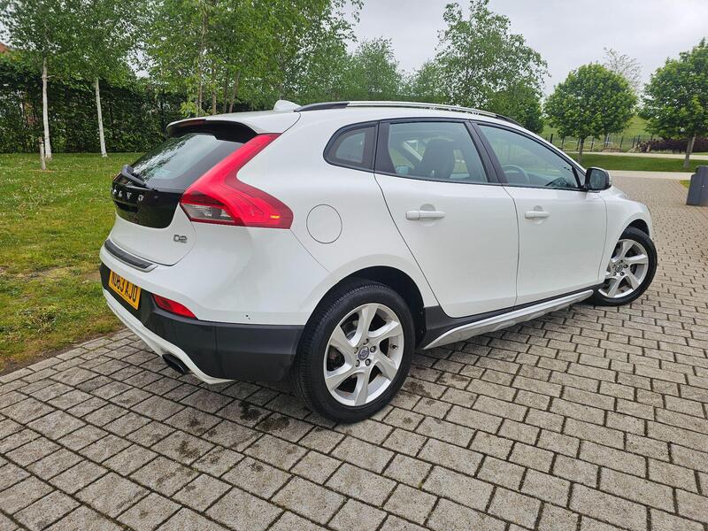 Volvo V40 Cross Country view 5