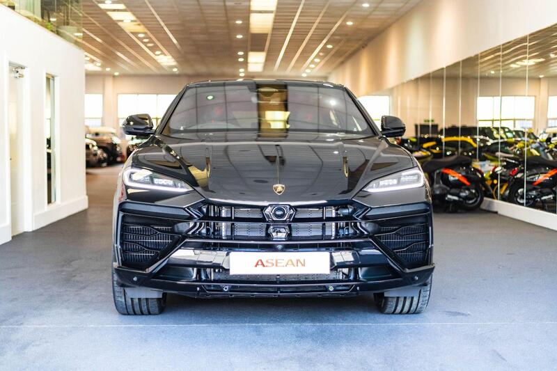 Lamborghini Urus view 3