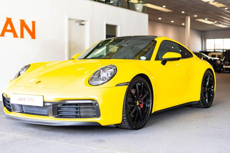 Porsche 911 view 6