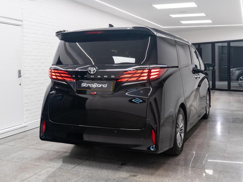 Toyota Alphard view 4