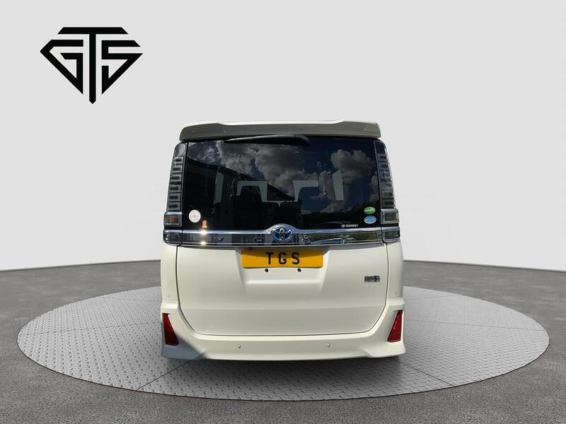 Toyota Voxy view 4