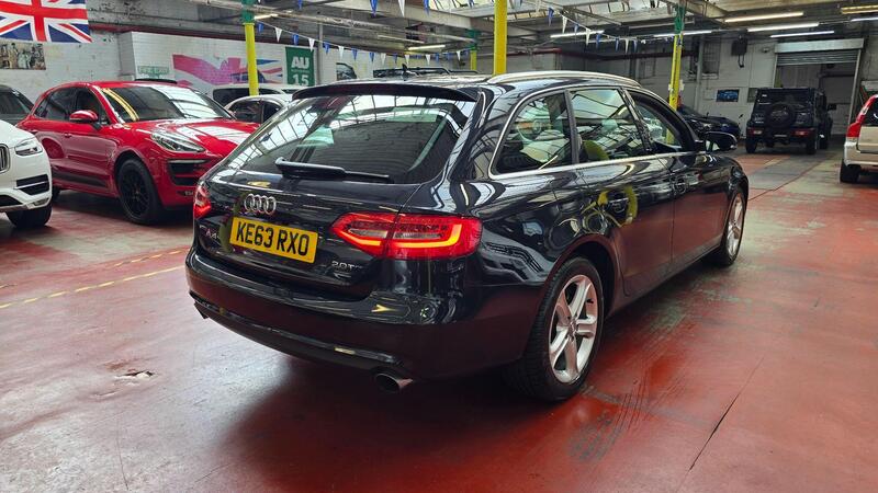 Audi A4 Avant view 3