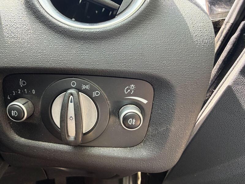 2013 Ford Fiesta — photo 16