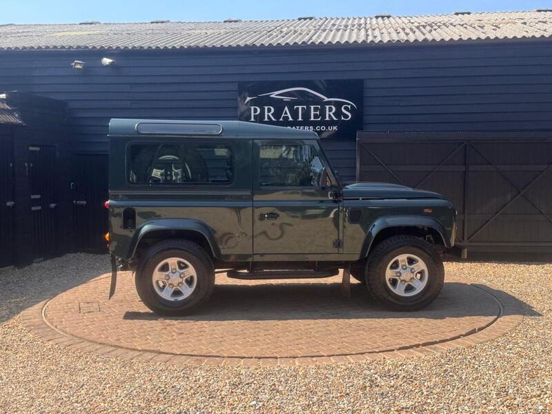 Land Rover Defender 90 view 5