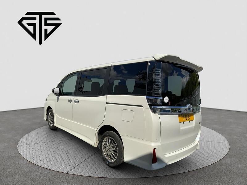 Toyota Voxy view 5