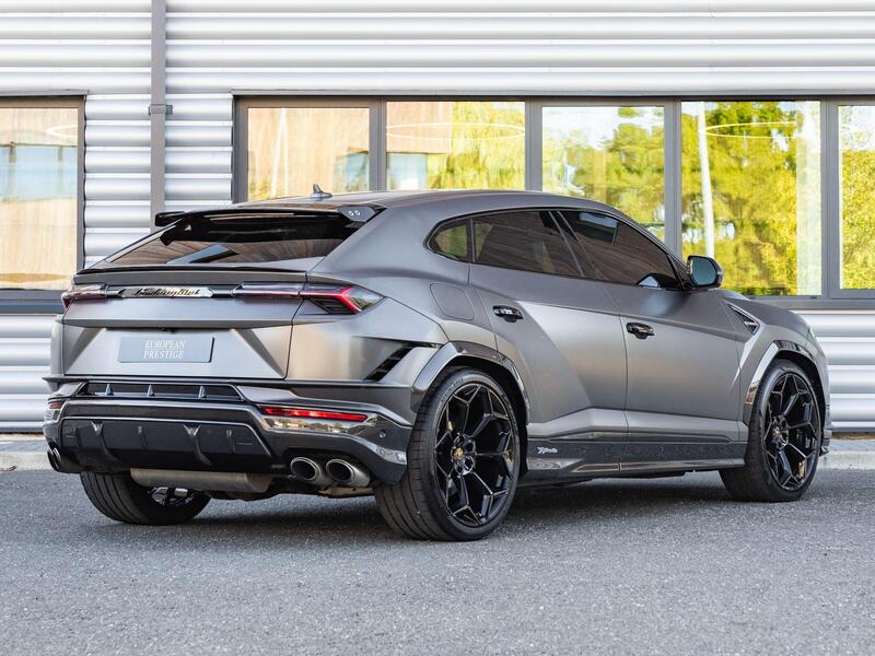 Lamborghini Urus view 3