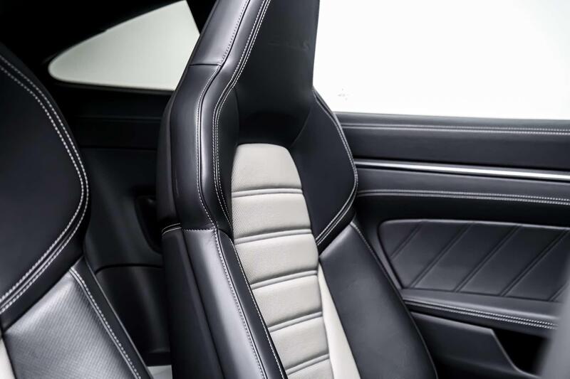 Porsche 911 view 6