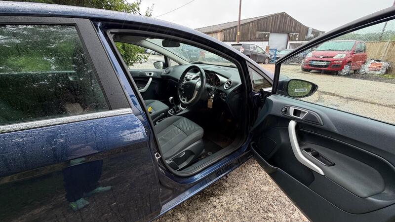 2012 Ford Fiesta — photo 11