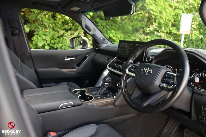 Toyota Land Cruiser view 4