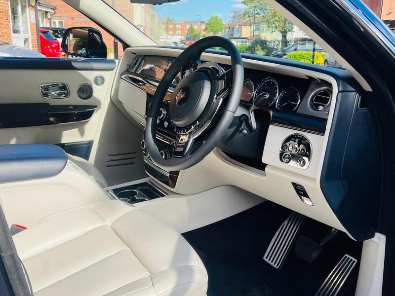 Rolls-Royce Phantom view 7