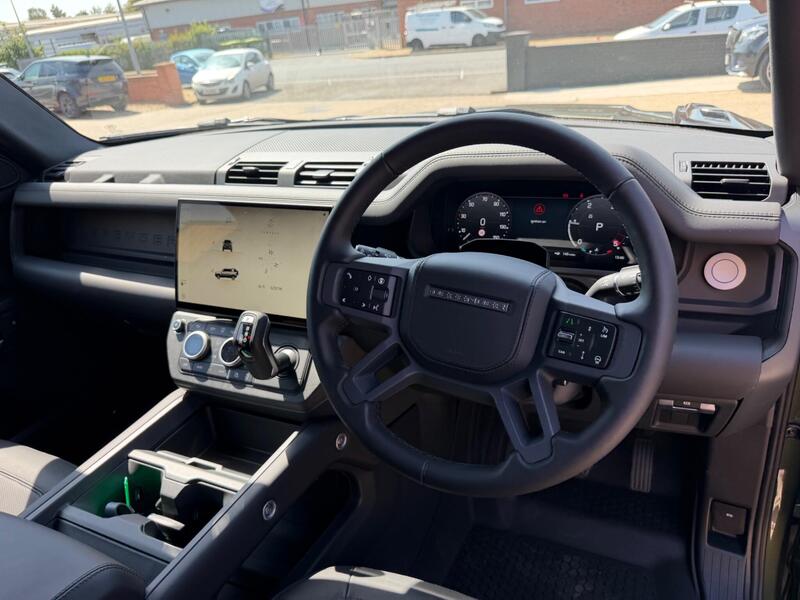 Land Rover Defender 110 view 4