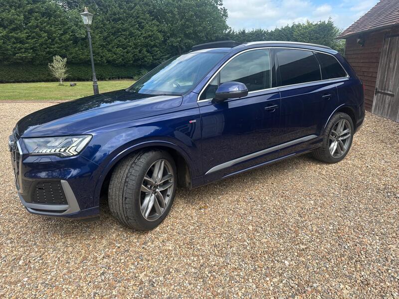 Audi Audi Q7 view 3